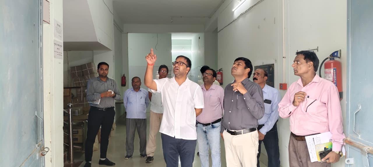 जिलाअधिकारी रमेरा रंजन ने ईवीएम व वीवीवेट वेयरहाउस का मासिक किया निरीक्षण