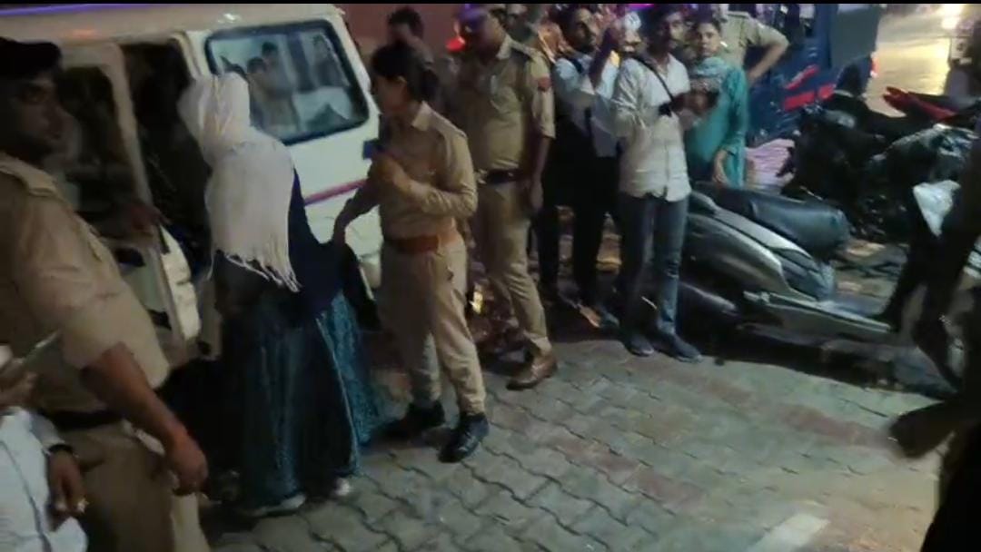कृष्णानगर में दो जगह चल रहे जिस्मफरोशी के धंधे पर पुलिस का छापा, एक दर्जन से अधिक युवक युवतियों रंगे हाथ पुलिस ने पकड़े