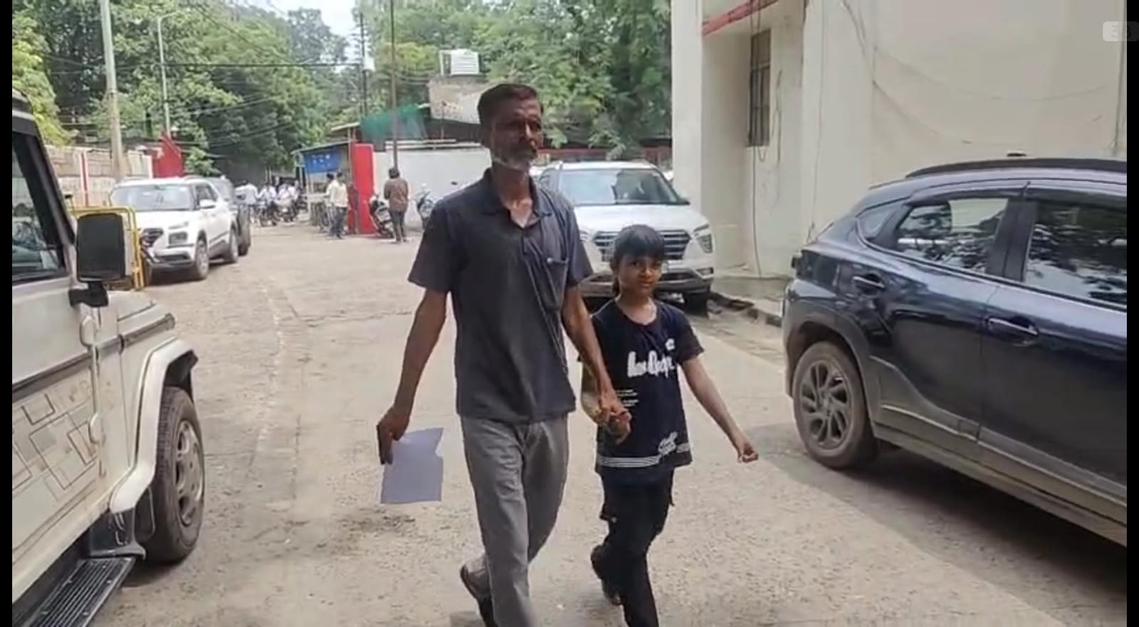 छात्रा क़ो नहीं करने दिया पेपर तो परिजनों ने पुलिस से की कार्यवाही की मांग