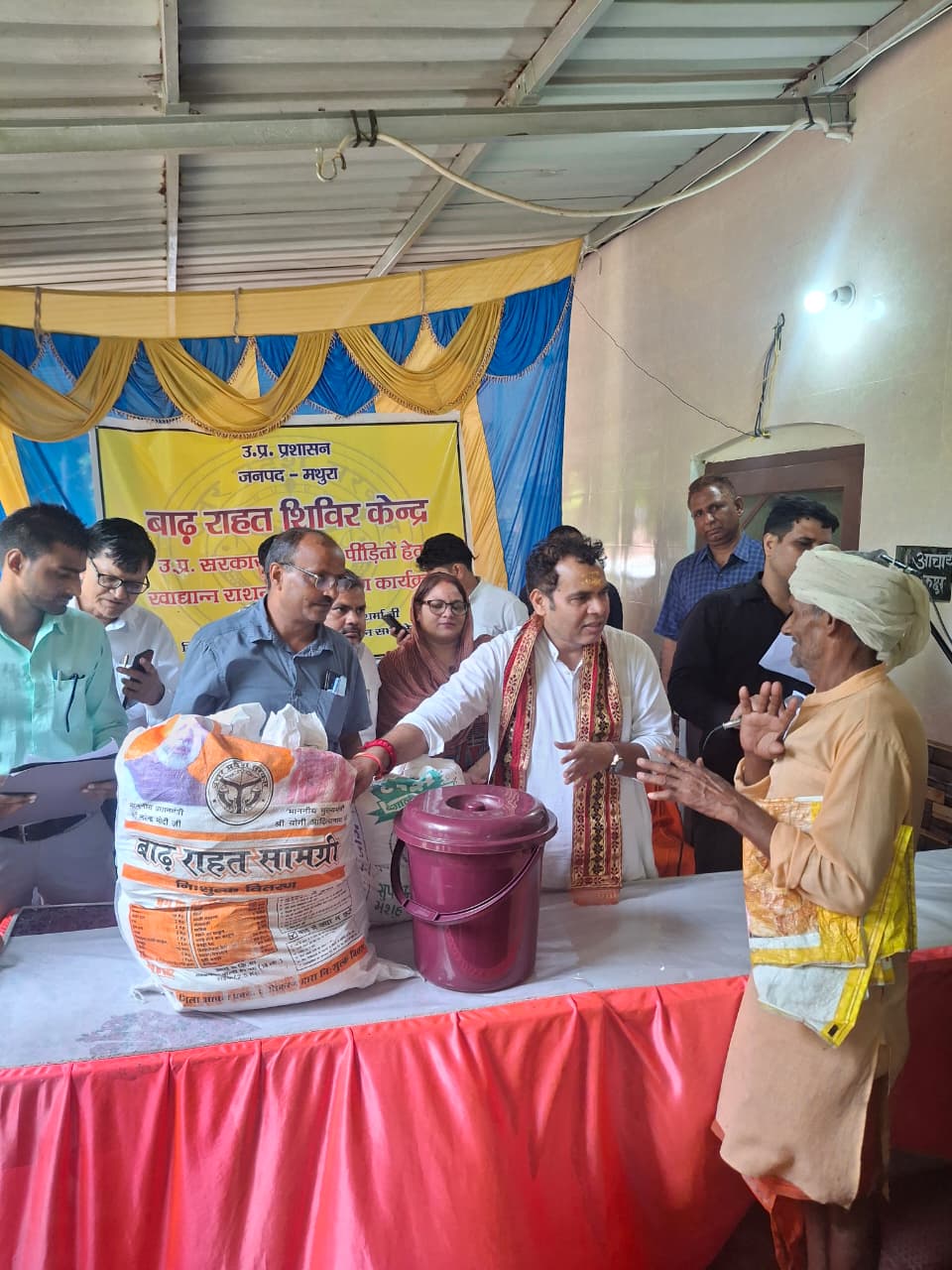 बाढ़ पीड़ितों को राशन किट की वितरण