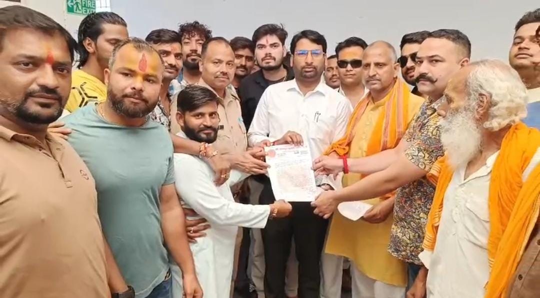 फेसबुक पर स्वर्ण समाज की महिलाओं पर अभद्र टिपण्डी करने वाले शख्श पर जिला बदर की कार्यवाही करने को दिया करणी सेना ने ज्ञापन