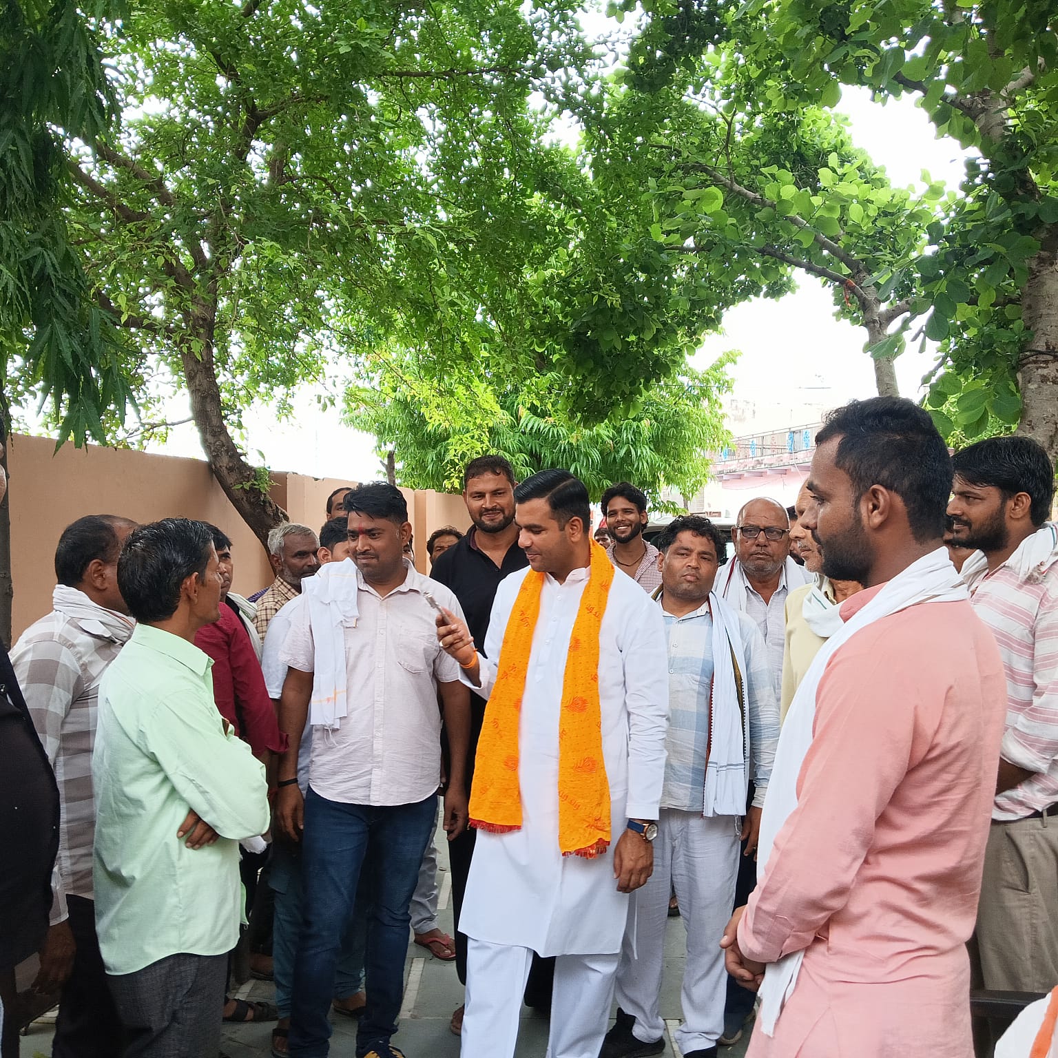 बरसाना के टेम्पो चालकों ने पुलिस पर चौथ वसूली करने के आरोप मेँ मंत्री प्रतनिधि से की मुलाक़ात