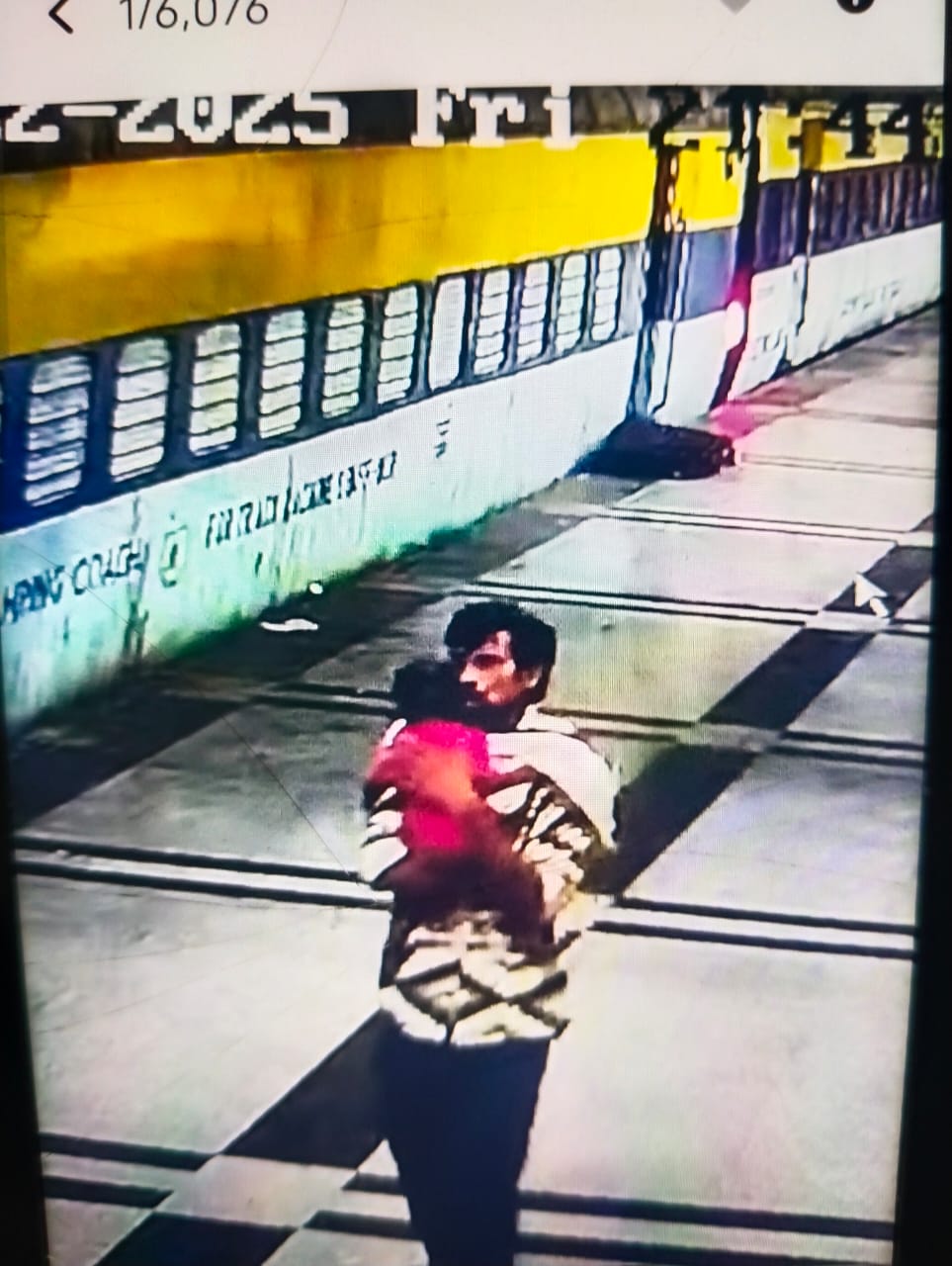 मथुरा के जंक्शन रेलवे स्टेशन से 1 वर्षीय बच्ची का अपहरण, बच्ची का अपहरण करने वाला व्यक्ति सीवीटी कैमरे हुआ कैद