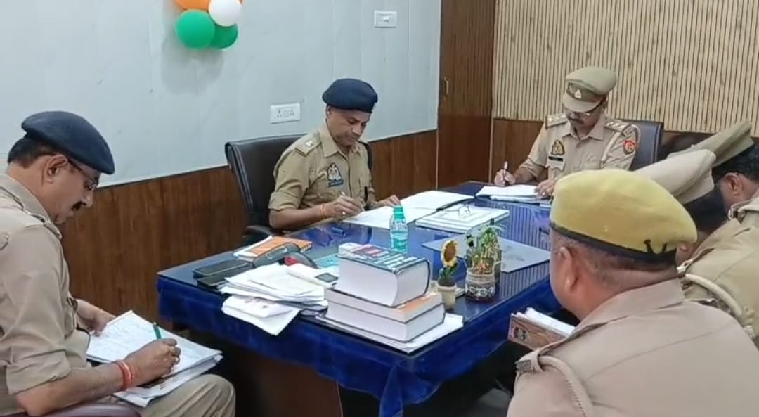 लंबित विवेचनाओं को लेकर अपर पुलिस अधीक्षक ग्रामीण सुरेश चंद्र रावत ने थाना गोवर्धन में की समीक्षा