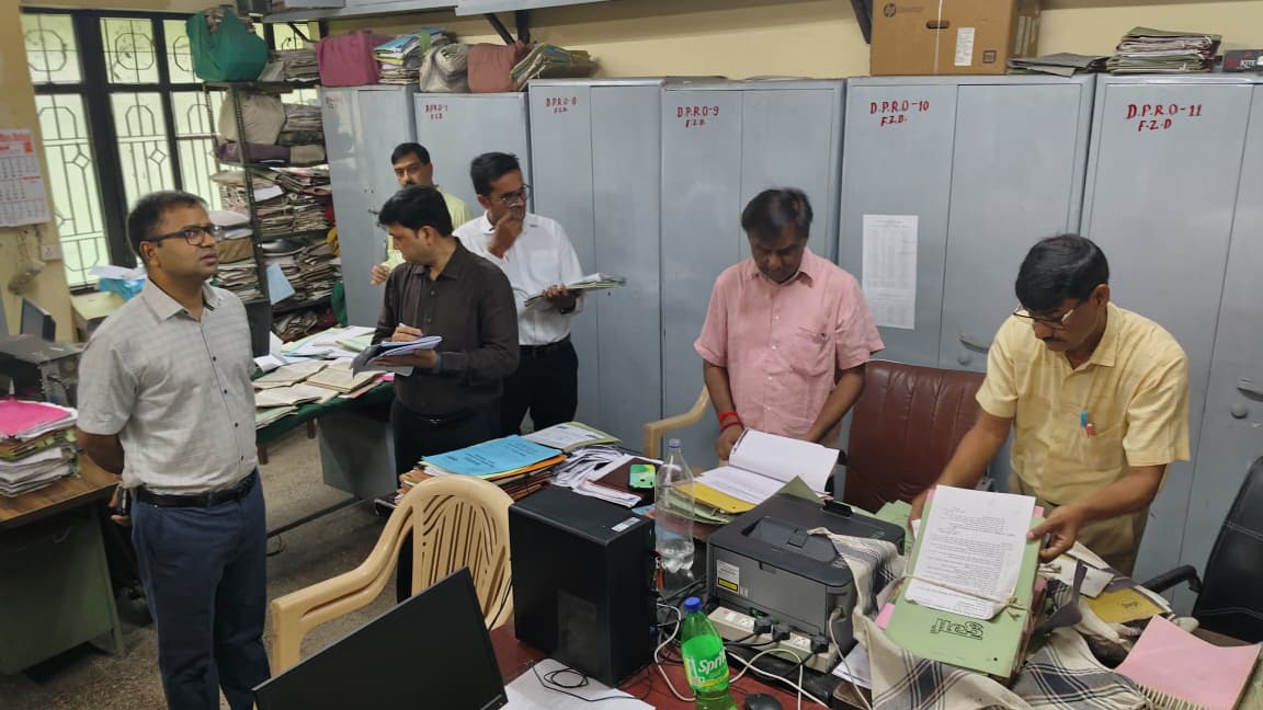 जिलाअधिकारी रमेश रंजन ने विकास भवन में स्थित जिला पंचायत राज अधिकारी कार्यालय का किया औचक निरीक्षण