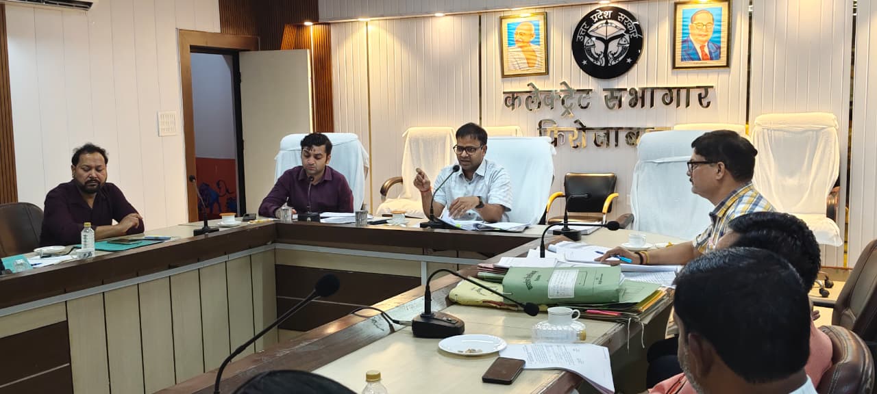 जिलाअधिकारी रमेश रंजन की अध्यक्षता मे कलेक्ट्रेट सभागार कक्ष में कार्य समीक्षा बैठक की गई