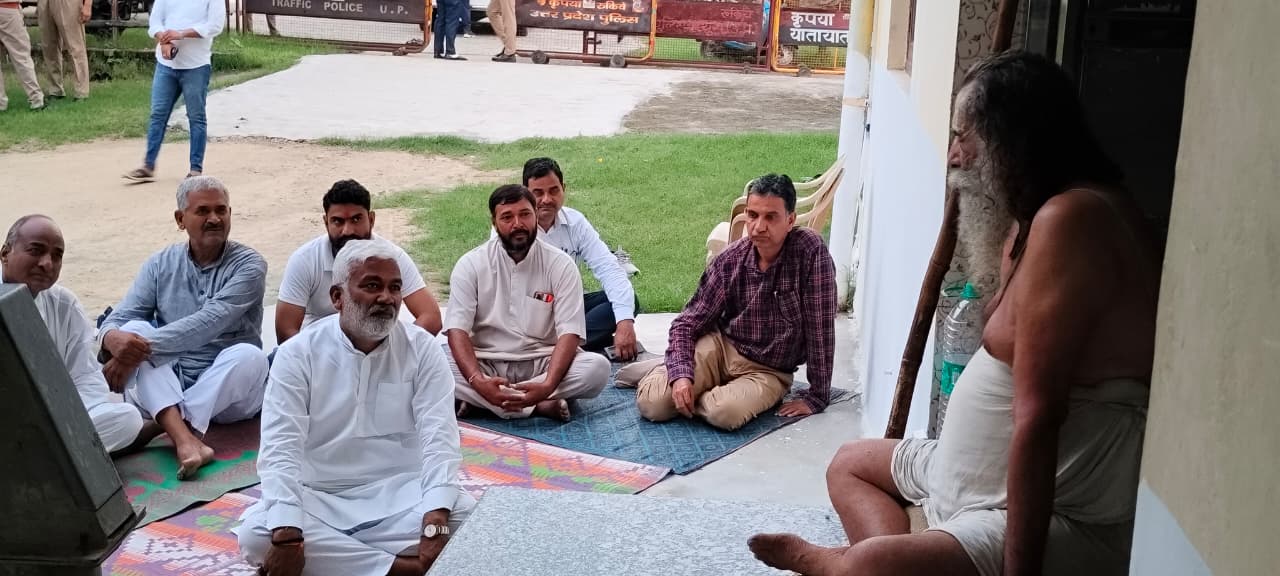 स्वतंत्र देव सिंह पहुँचे गोवर्धन, संत सियाराम दास से लिया आशीर्वाद