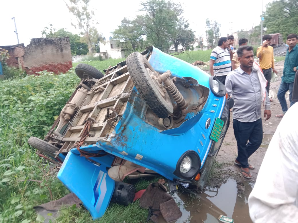 राया मे टेंपो अनियंत्रित होकर पलटा, आधा दर्जन यात्री घायल