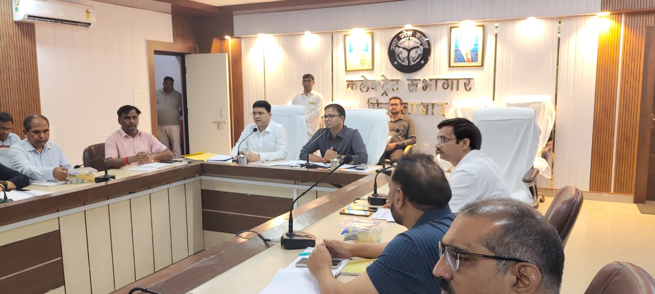 जिलाअधिकारी रमेश रंजन की अध्यक्षता मे कलेक्ट्रेट सभागार कक्ष मे बेशिक विभाग के कार्यो की समीक्षा