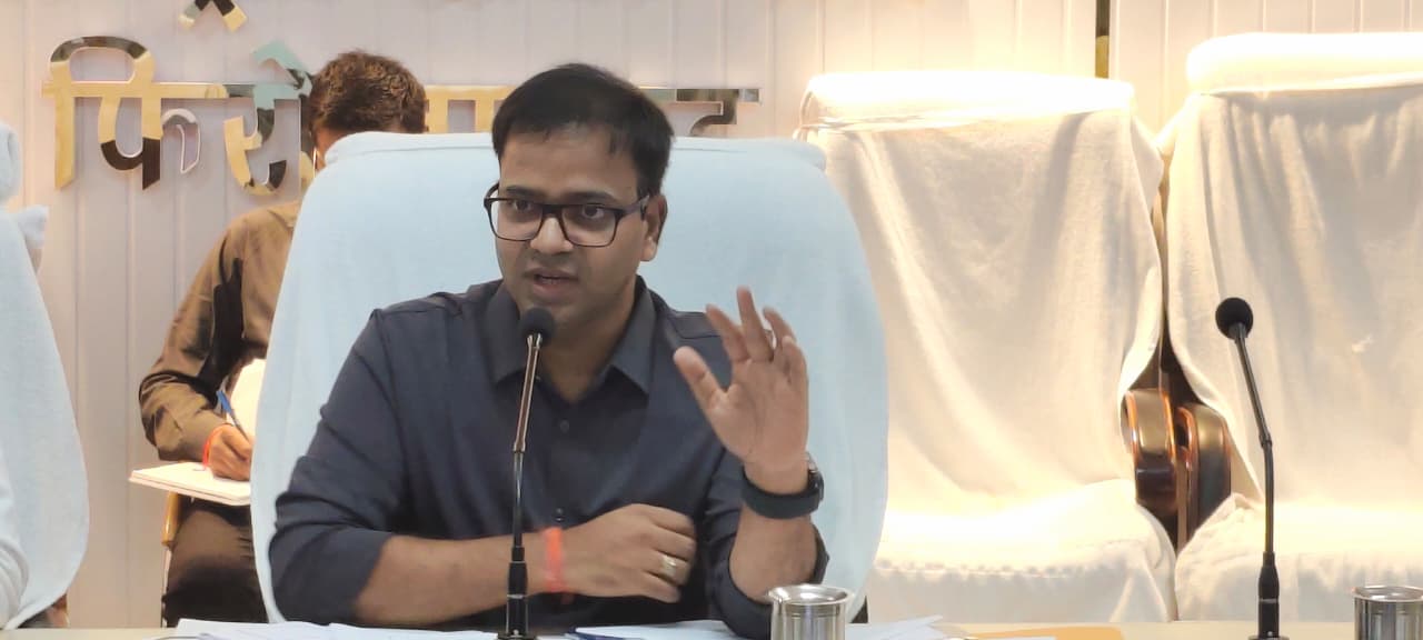 जिला अधिकारी द्वारा निरंतर प्रयास जनपद मे किसानो को सही एव उचित मात्रा मे खाद उपलब्ध हो सके