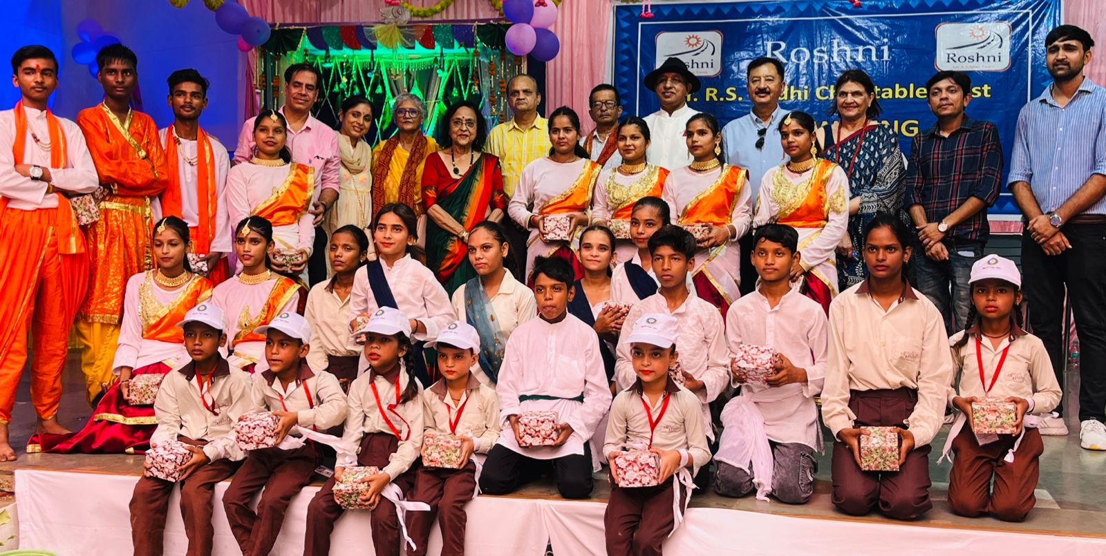 रोशनी चैरिटेबल ट्रस्ट ने तीन लाख रुपए छात्रवृत्ति दी