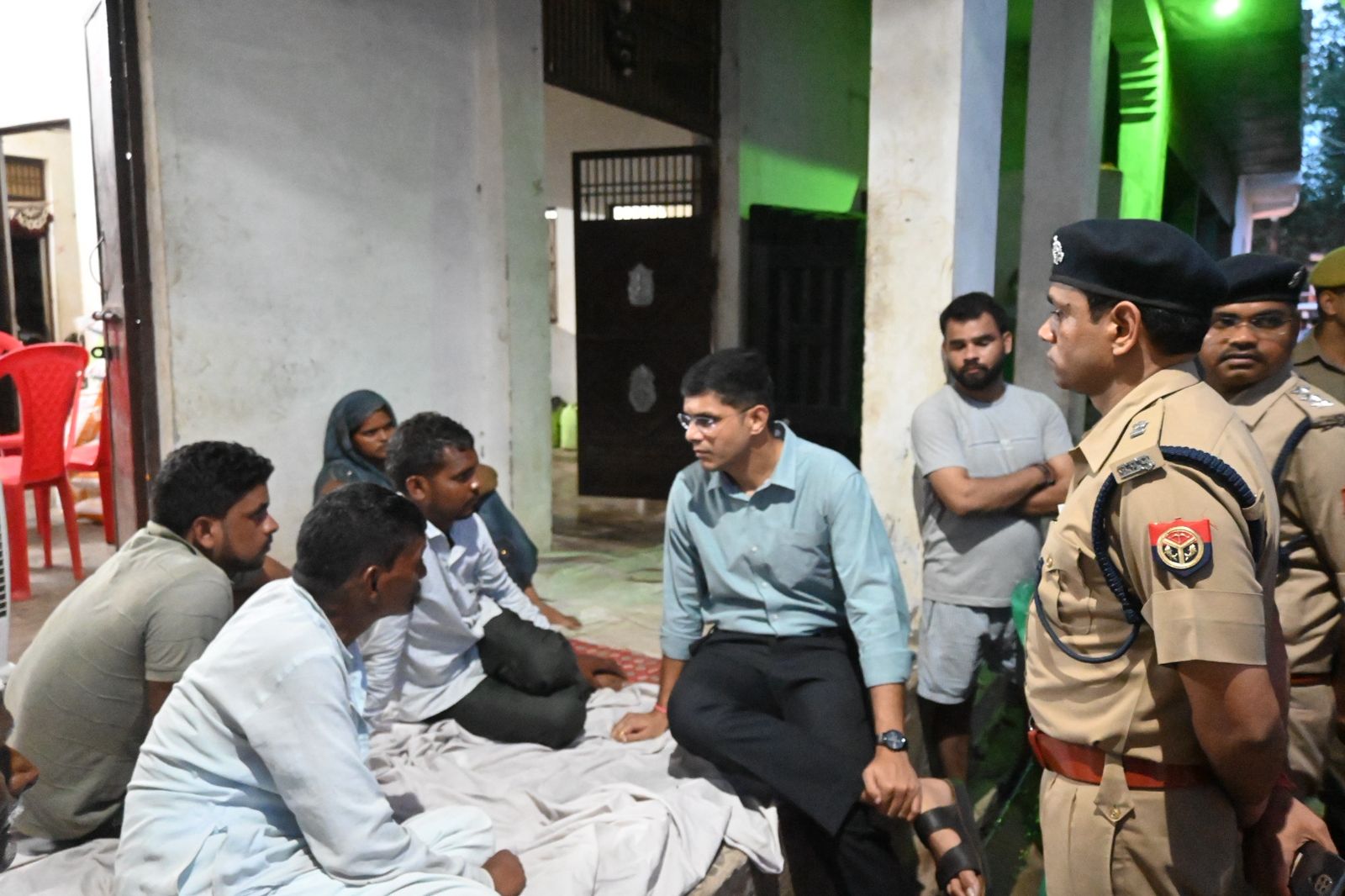 थाना रजाबली क्षेत्रान्तर्गत ग्राम पाण्डे गढ़ी में हुई नाबालिक बच्ची की हत्या के प्रकरण मे SSP द्वारा मय पुलिस बल घटना स्थल का किया निरीक्षण