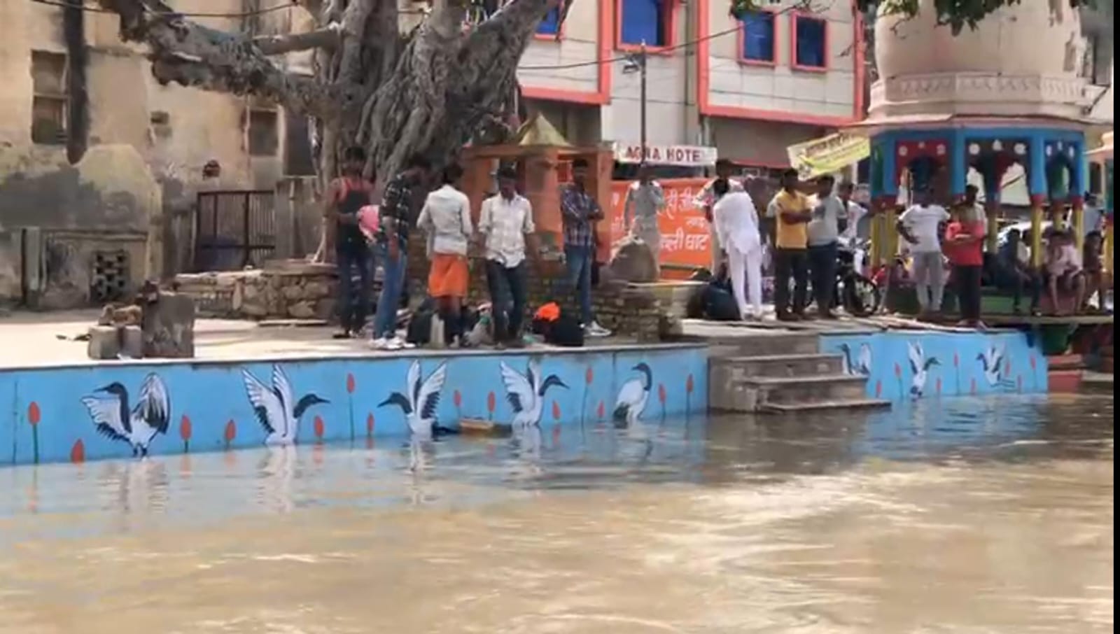 मथुरा में यमुना उफान पर, खतरे के करीब पहुँचा जलस्तर