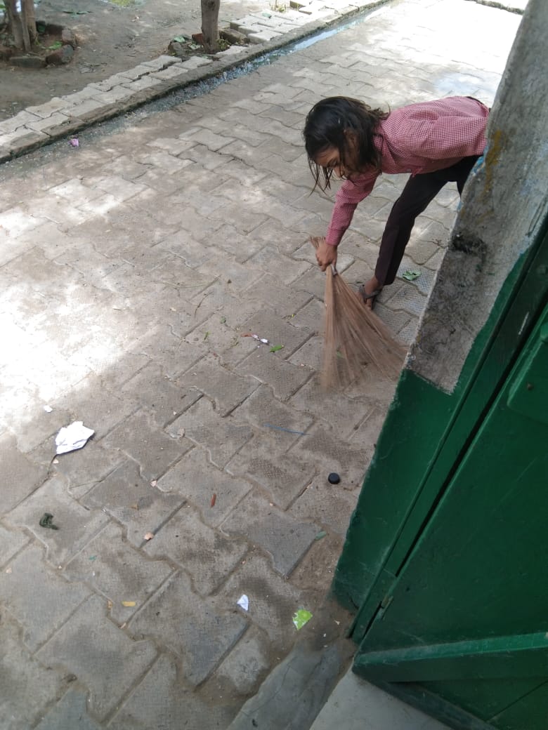 फरह विकास खंड स्थित प्राथमिक विद्यालय भाहई में छात्राओं से सफाई कराए जाने का वीडियो सोशल मीडिया पर वायरल