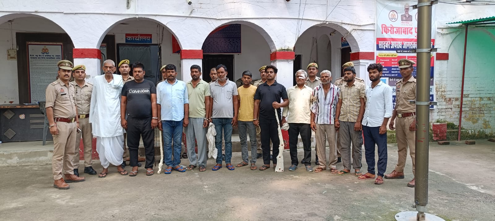 थाना एका पुलिस द्वारा सोशल मीडिया पर वायरल हुई वीडियो के क्रम मे 11 अभियुक्तो को 24 घण्टे के अन्दर  असलहा व कारतूस सहित किया गया गिरफ्तार
