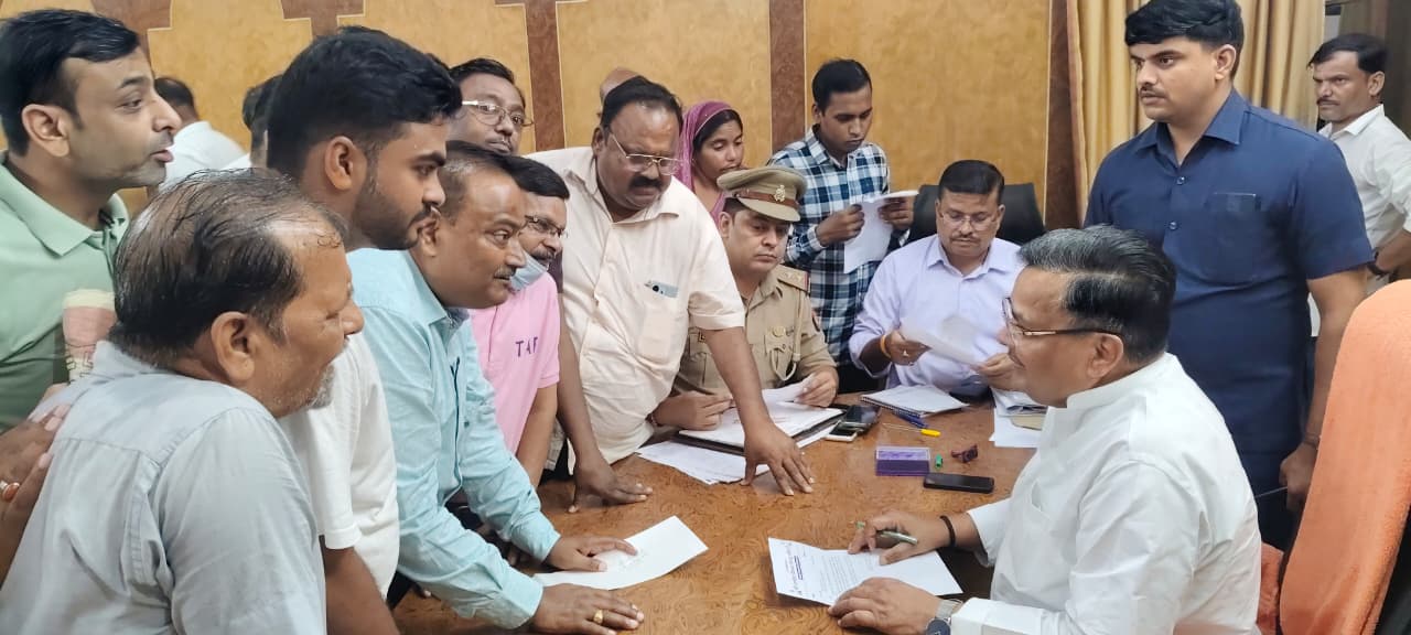 पर्यटक एवं संस्कृति मंत्री जयवीर सिंह ने अपने आवास पर जन समाज की समस्याओं को सुना