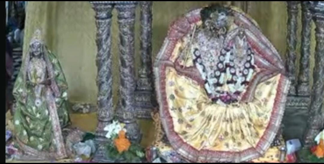 ब्रह्म मुहूर्त में श्रीराधा रानी का पंचामृत से सुबह चार बजे अभिषेक किया