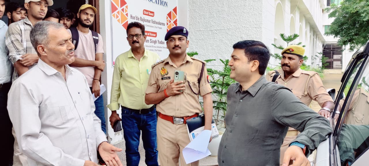 जे0 एस0 यूनिवर्सिटी मे हुए फर्जीवाडे को लेकर मुख्य विकास अधिकारी के नेतृत्व मे बनी जांच समिति द्वारा विद्यायल मे जाकर जांच किया