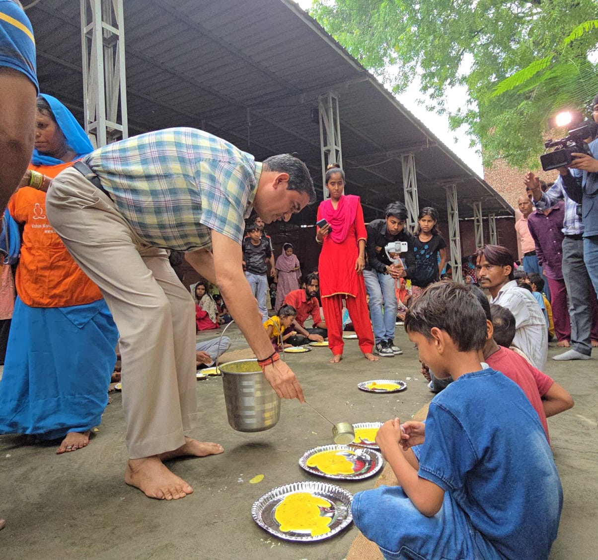 जिलाधिकारी चंद्र प्रकाश सिंह ने बाढ़ शरणालय स्थल में बनी रसोईघर का किया अवलोकन