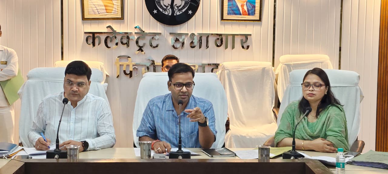 जिलाअधिकारी रमेश रंजन की अध्यक्षता में कलेक्ट्रेट सभागार कक्ष में आईजी आरएस एवं हेल्पलाइन संदर्भो के निस्तारण के सम्बंध में बैठक का आयोजन