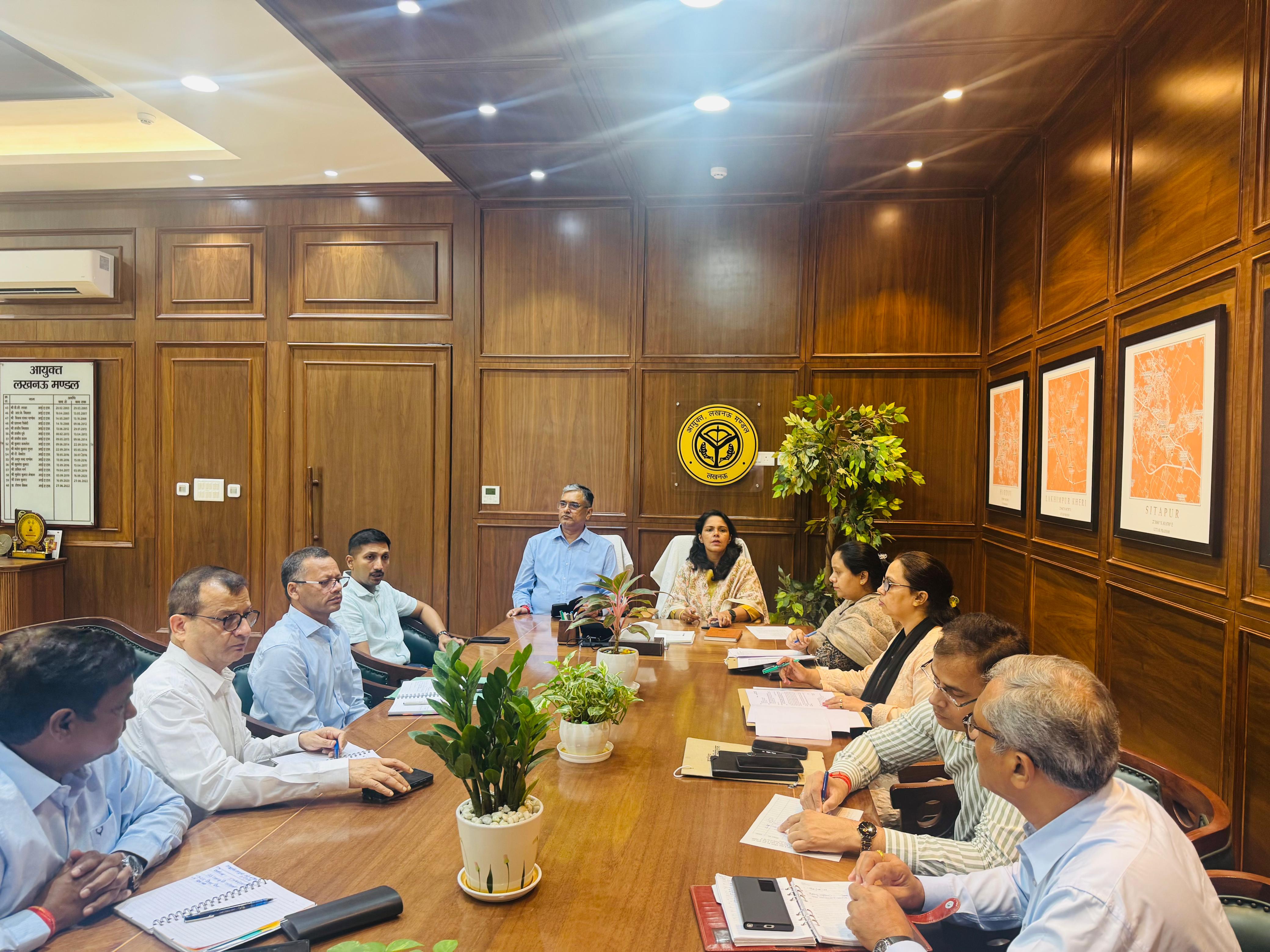 उ0प्र0 अधीनस्थ सेवा चयन आयोग की प्रारम्भिक अहर्ता परीक्षा 2025 के दृष्टिगत मंडलायुक्त व पुलिस कमिश्नर की अध्यक्षता में महत्वपूर्ण बैठक संपन्न