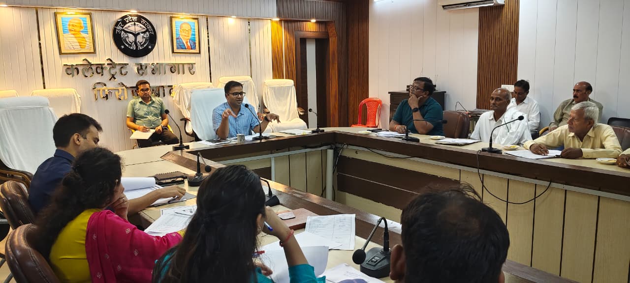 जिलाअधिकारी व जिला निर्वाचन अधिकारी रमेश रंजन की अध्यक्षता में सभी राजनतिक दलो के प्रतिनिधियों साथ मतदान केंद्र एवं मतदेय स्थलों के संबंध में बैठक का आयोजन