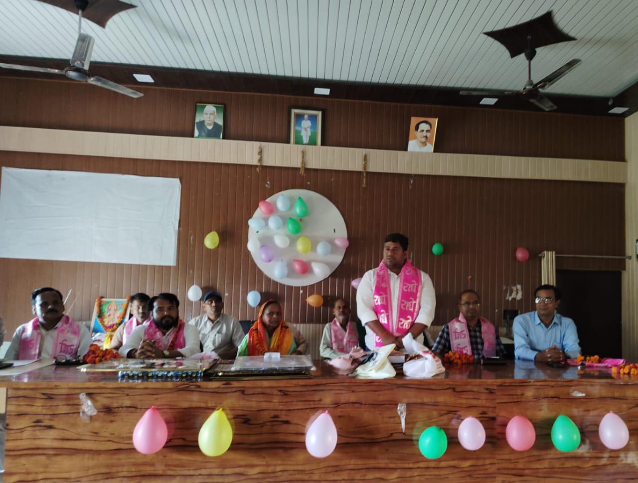 सेवानिवृत्त शिक्षामित्र को दी गई ससम्मान विदाई, विदाई में साथियों ने किया अनूठा सहयोग