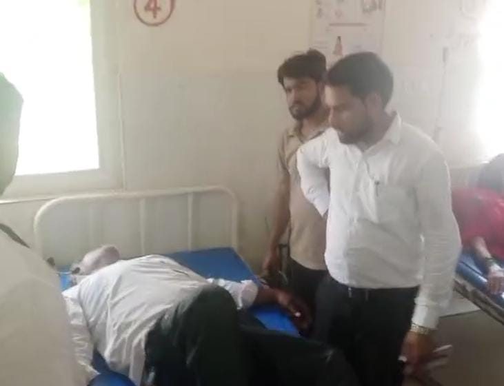 तहसील परिसर में तारीख करने आए व्यक्ति को आया हार्टअटैक वकीलो ने पहुंचाया अस्पताल
