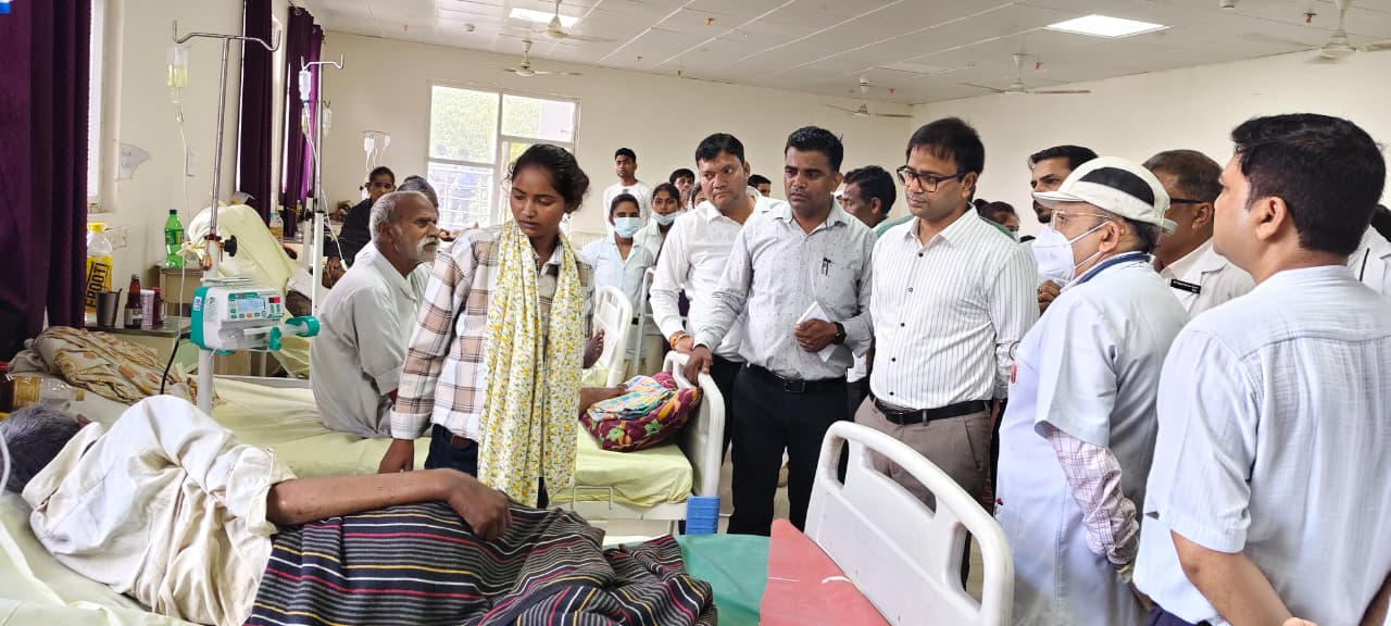 जिला अधिकारी रमेश रंजन ने जिला चिकित्साल का निरीक्षण किया