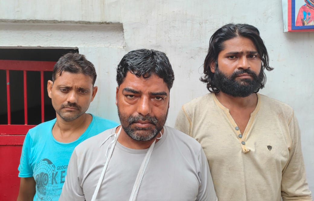 रसूलपुर पुलिस टीम द्वारा खुले मे मीट का व्यापार करने वाले अभियुक्तों को किया गिरफ्तार