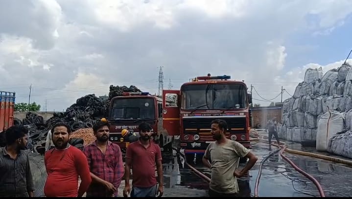 टायर फैक्ट्री में लगी भीषण आग