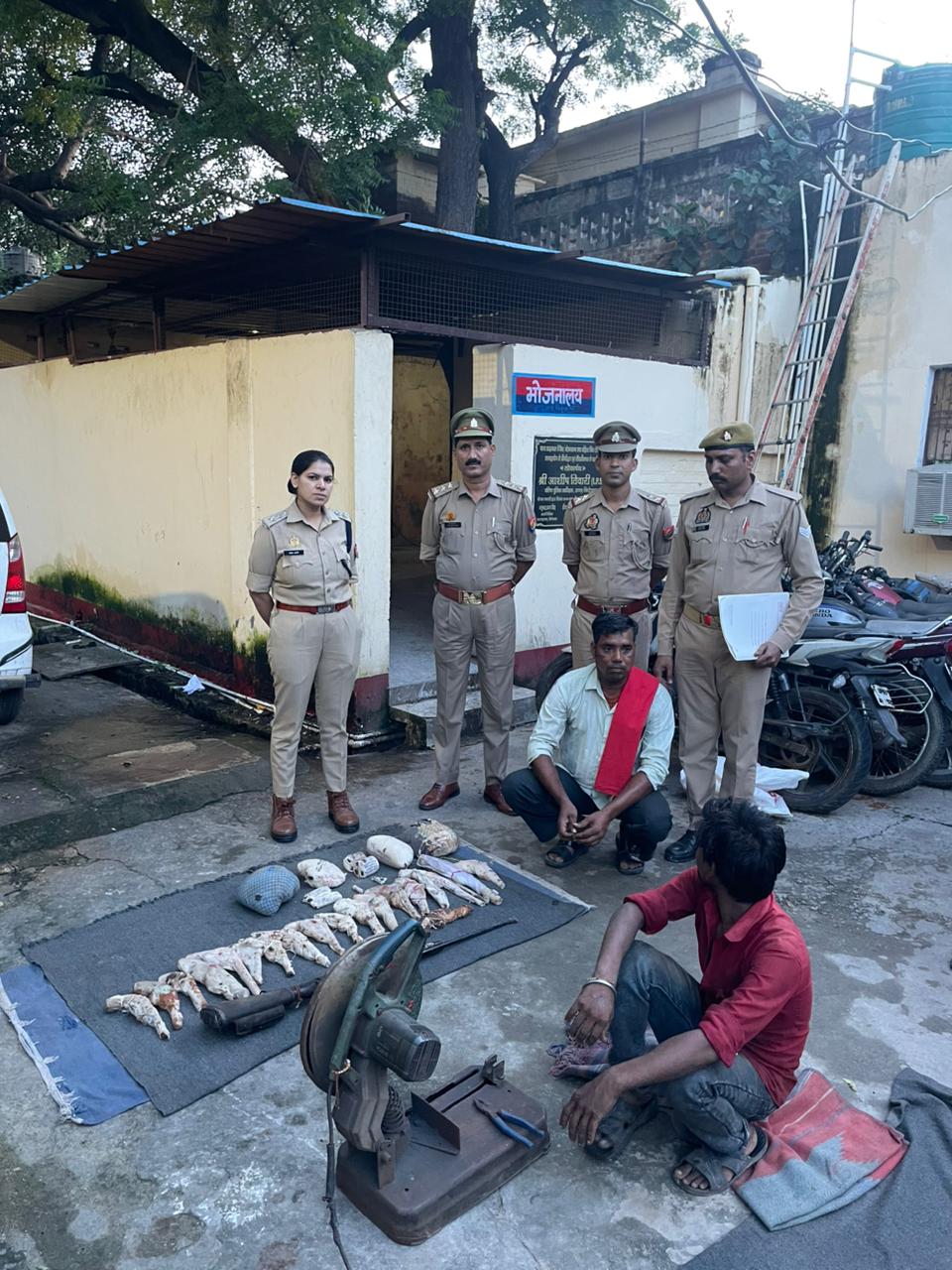 लाइनपार पुलिस द्वारा शस्त्र अधिनियम के कुल 30 अभियोगों से सम्बन्धित माल मुकद्दमाती तमंचा/कारतूस व अन्य माल का निस्तारण कराया
