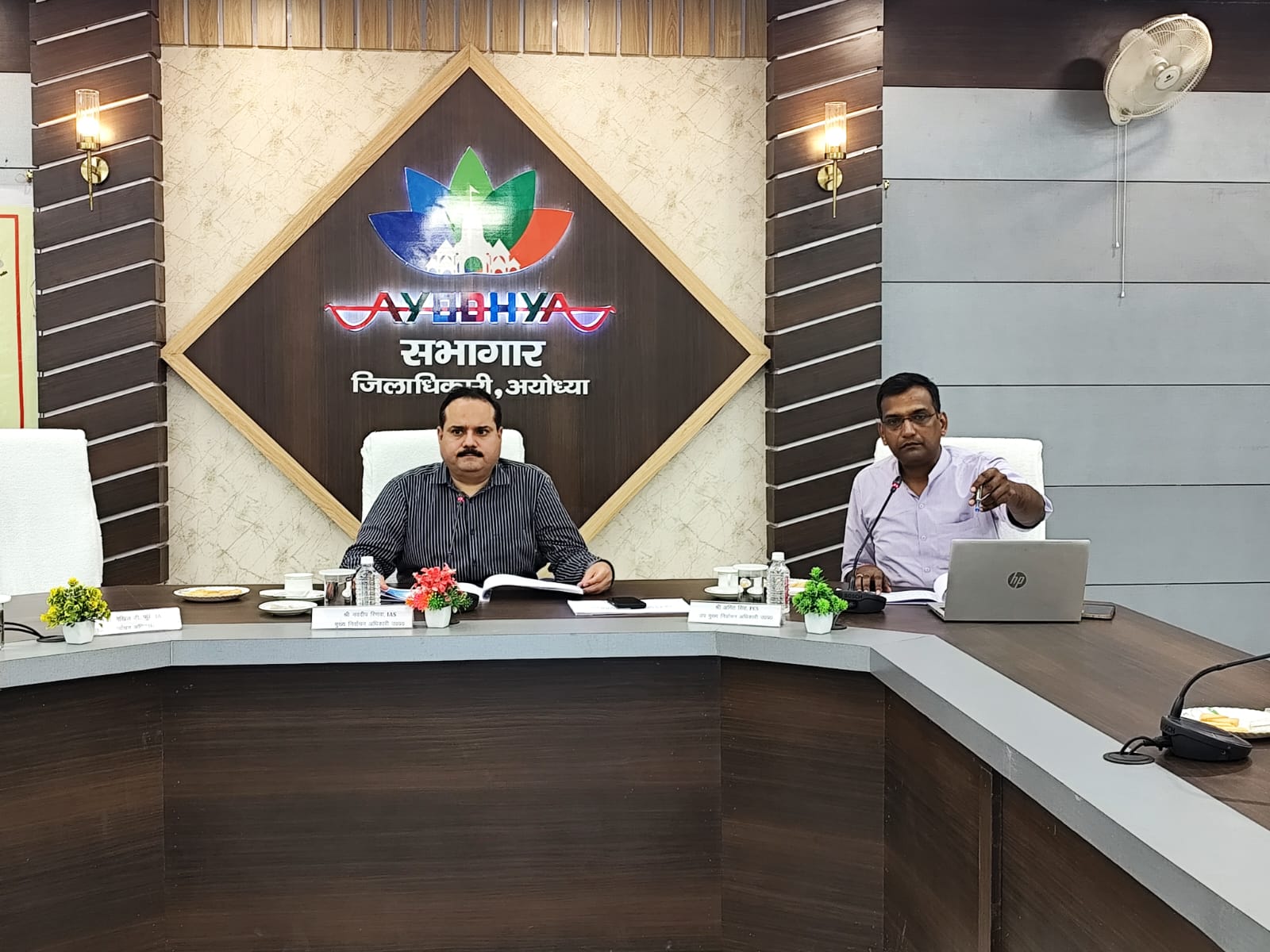 भारत निर्वाचन आयोग के निर्देशानुसार प्रत्येक मतदेय स्थल पर मतदाताओं की सुविधाओं को बढ़ाया जाए