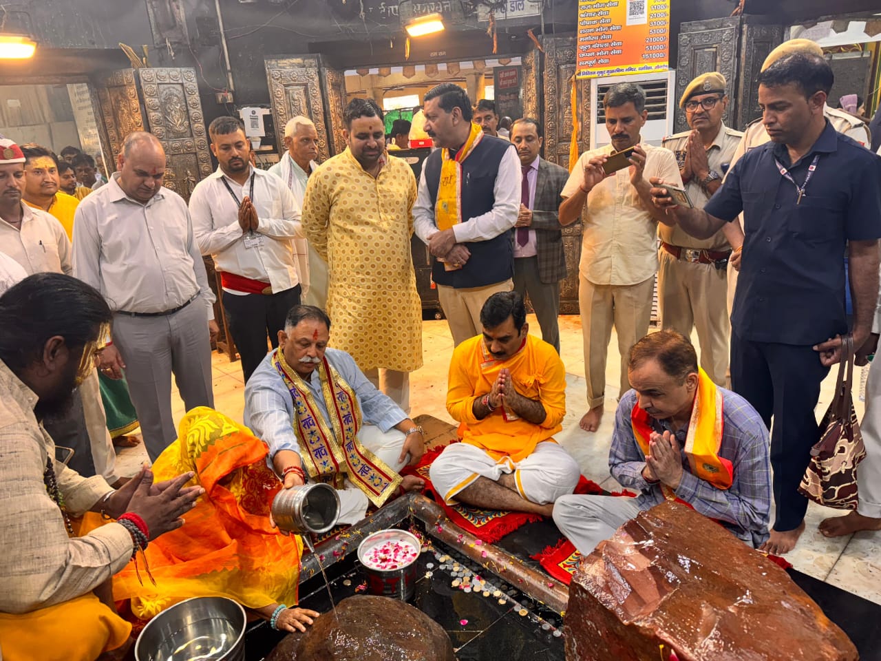राजस्थान हाई कोर्ट के न्यायाधीश ने परिवार सहित किए गिरिराज महाराज के दर्शन