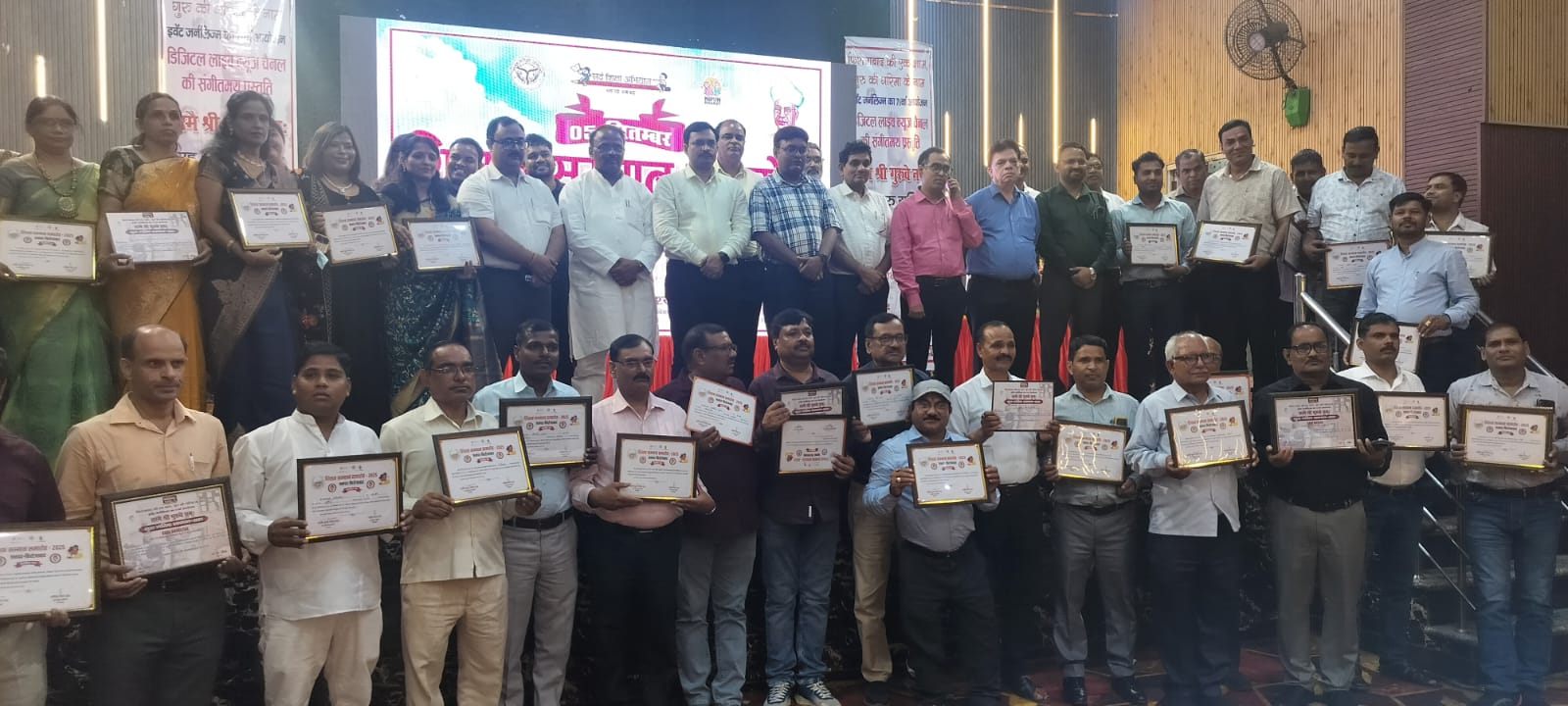 शिक्षक दिवस के अवसर पर शिक्षक सम्मान समारोह का आयोजन फिरोजाबाद क्लब मे किया