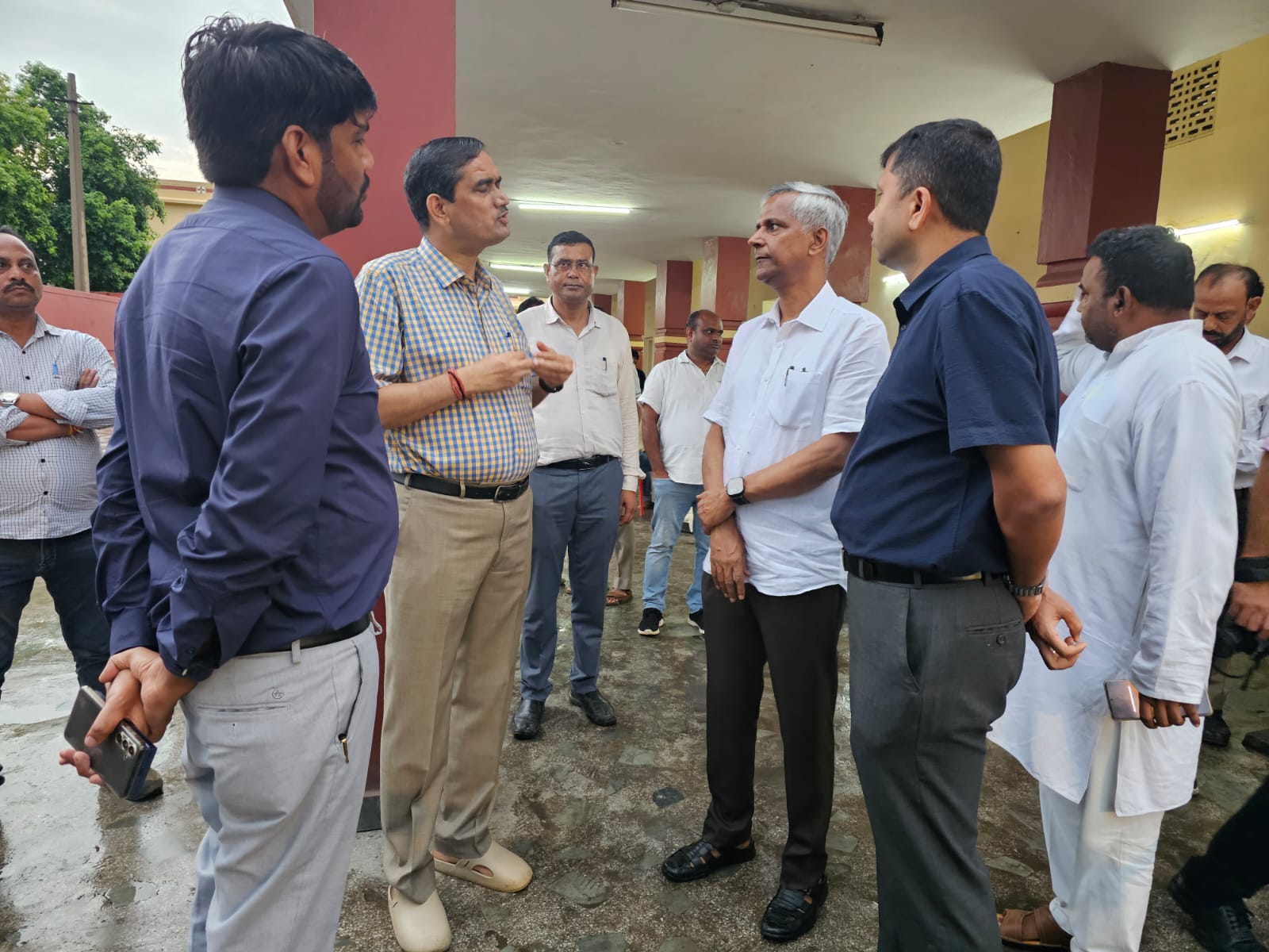 मंडलायुक्त शैलेन्द्र कुमार सिंह, डीआईजी शैलेश कुमार पांडेय, जिलाधिकारी चंद्र प्रकाश सिंह तथा वरिष्ठ पुलिस अधीक्षक श्लोक कुमार ने बाढ़ राहत शिविर का किया निरीक्षण