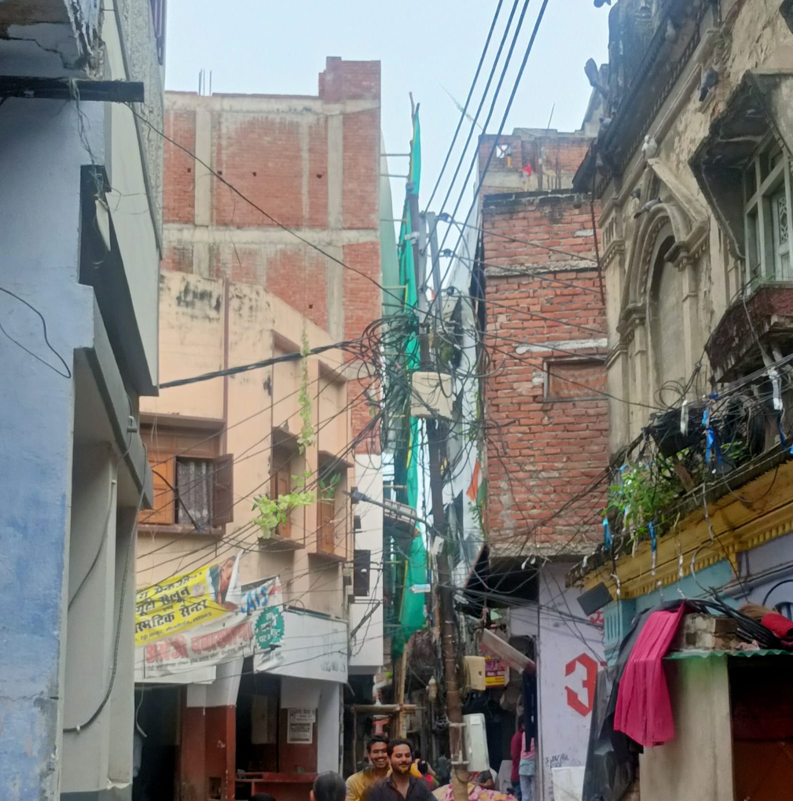 जोन 6 अंतर्गत एलडीए अधिकारियों की अनदेखी से वार्ड नंबर 95 नाला फतेहगंज टेडी बाजार चौराहा के समीप तंग रास्ते में खड़ी कर दी 5 मंजिला अवैध इमारत
