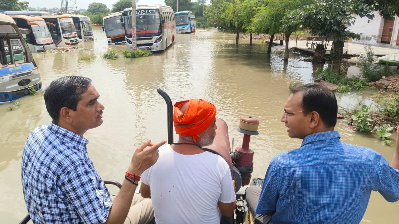 बाढ़ प्रभावित क्षेत्र का निरीक्षण करने ट्रैक्टर पर बैठकर निकले मथुरा के डीएम और एसएसपी