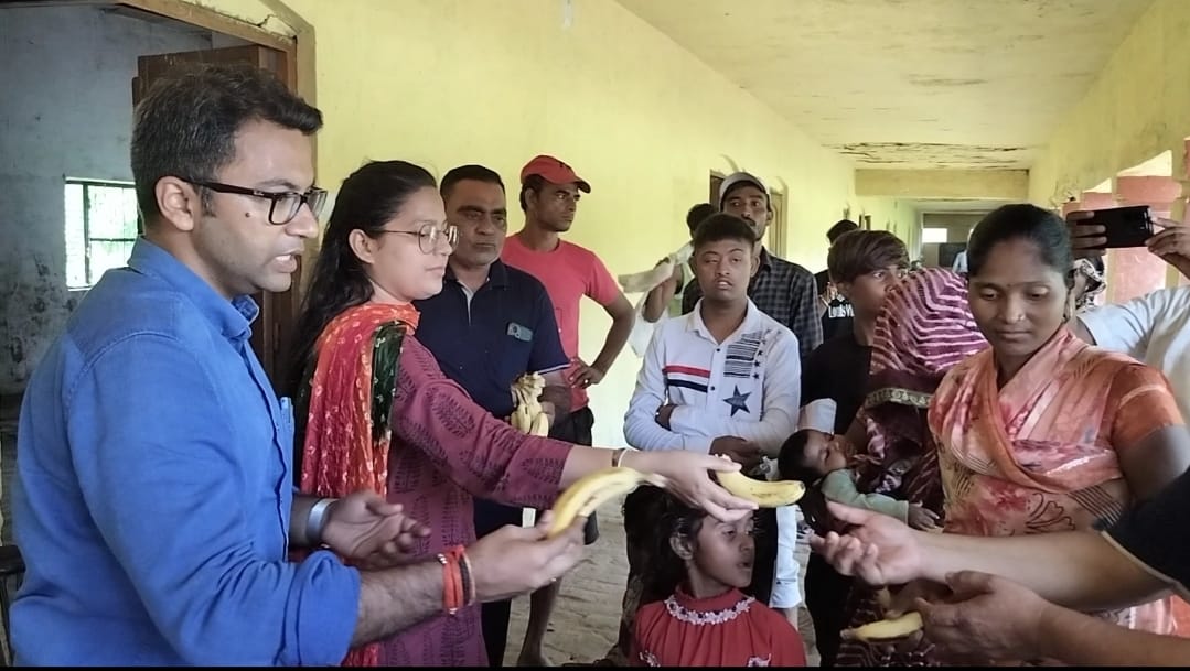 एसडीएम कंचन गुप्ता और तहसीलदार अमित त्रिपाठी ने बाढ़ प्रभावित परिजनों के छोटे बच्चों को केला और बिस्किट दिए