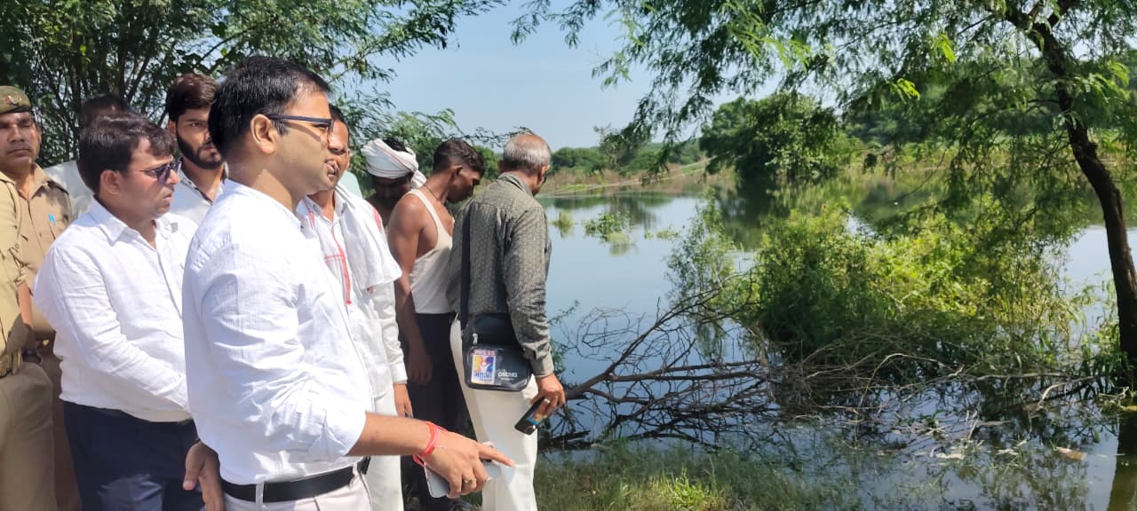 यमुना के बढ़ते जलस्तर के मददेनजर जिलाअधिकारी रमेश रंजन ने बाढ़ ग्रस्त क्षेत्रो का किया दौरा
