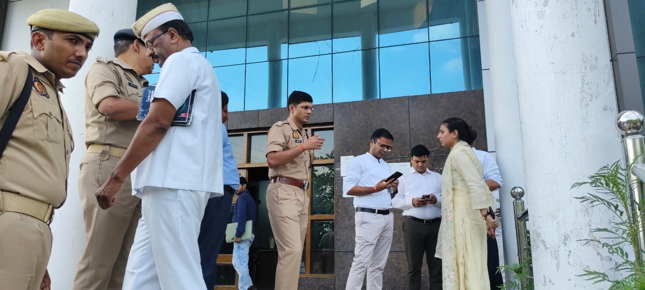 डीएम, एसएसपी व सीडीओ के साथ जे0एस0 विश्वविद्यालय का किया निरीक्षण