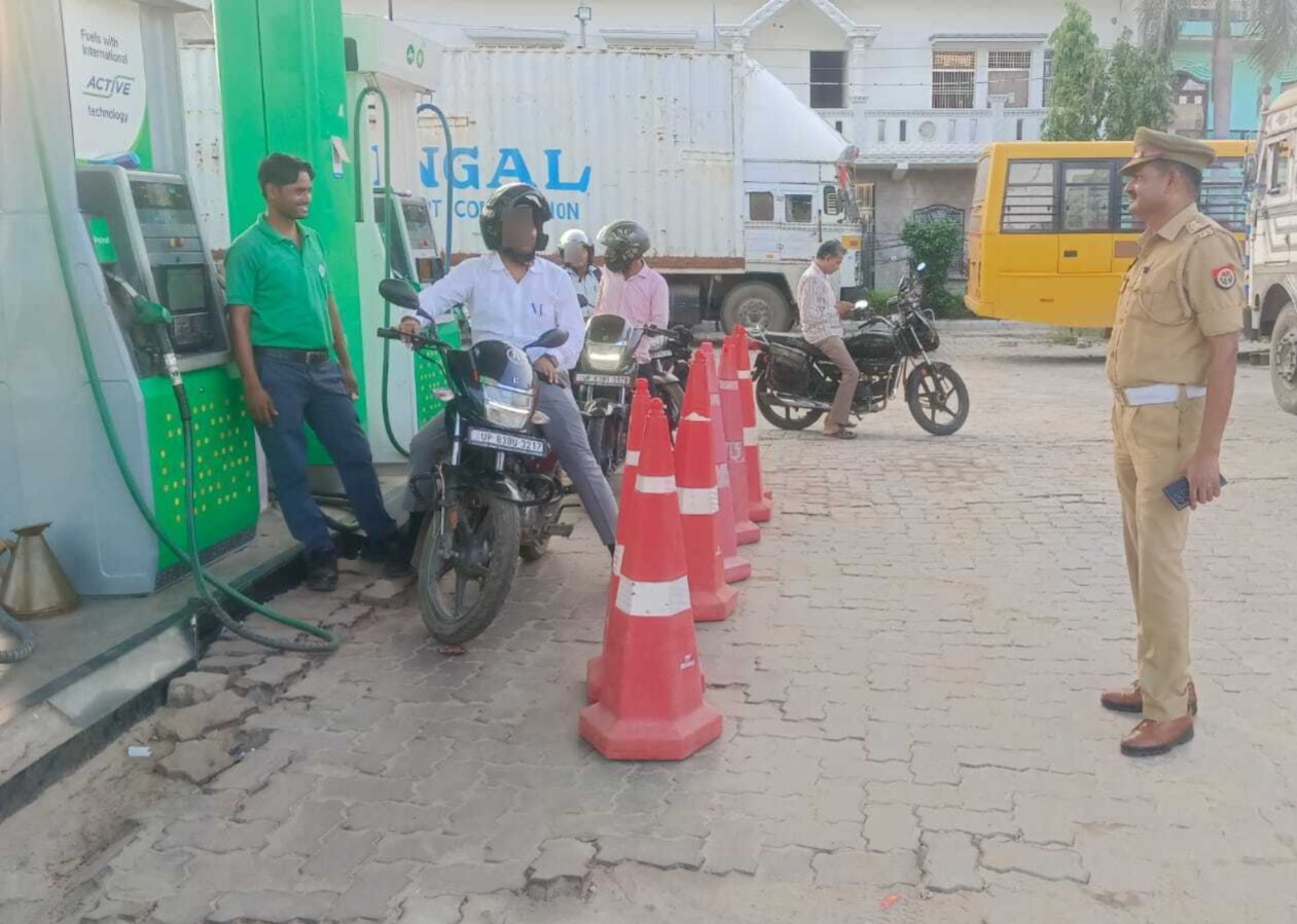 यातायात पुलिस फिरोजाबाद द्वारा नो हेलमेट-नो पेट्रोल अभियान
