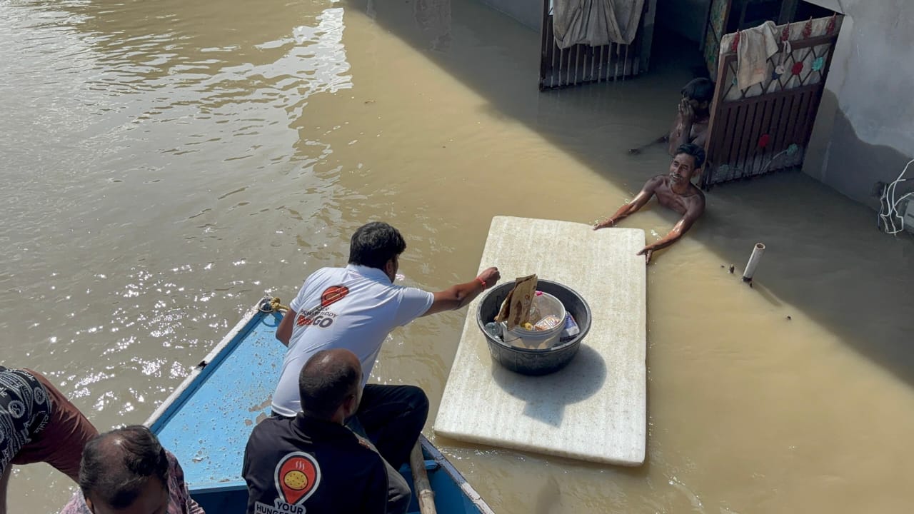 यमुना बाढ़ में प्यास से तड़पते पीड़ित, प्रशासन नाकाम, समाजसेवी बने सहारा