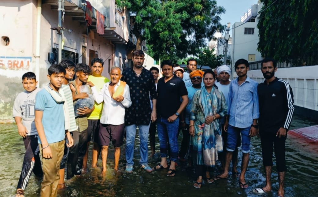 बाढ़ प्रभावित लोगों की मदद में लगातार जुटे समाजसेवी, घर घर पहुंचा रहे राहत सामग्री