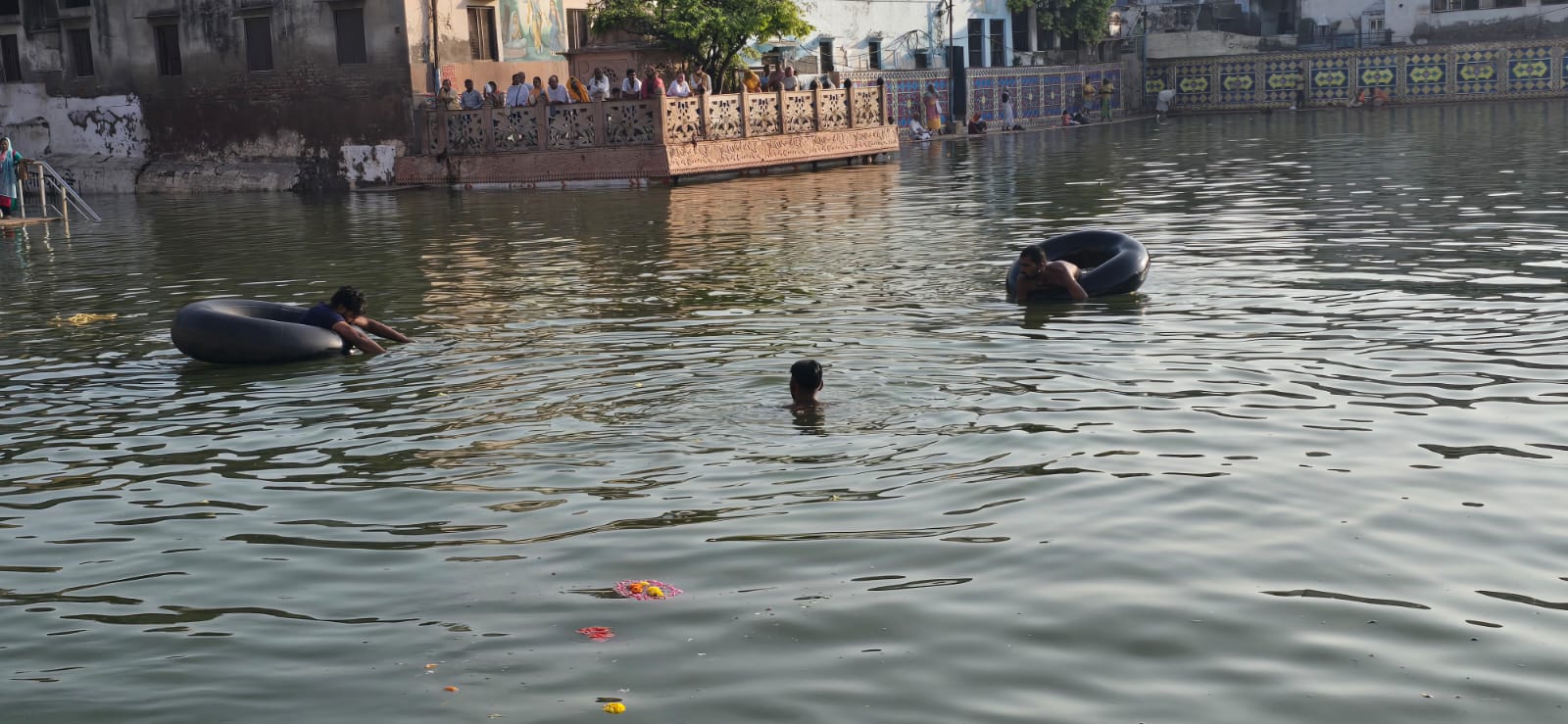 परिक्रमा करने आए युवक की राधा कुंड में डूबने से मौत