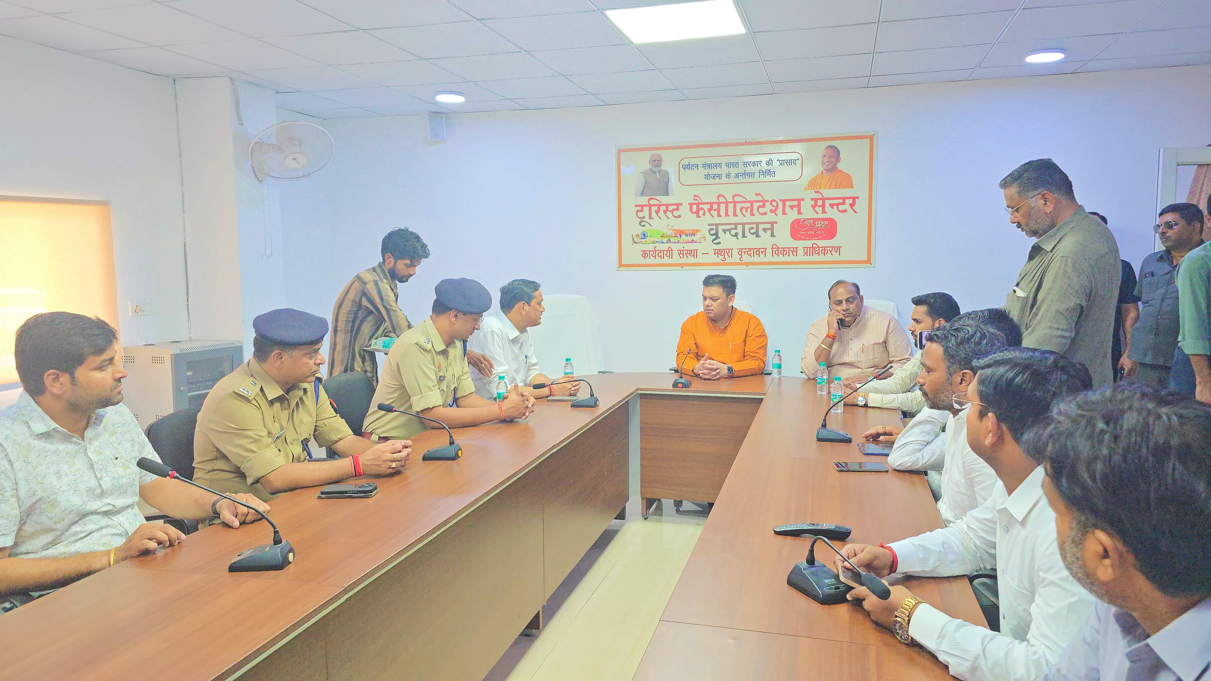 प्रभारी मंत्री संदीप सिंह ने किया बाढ़ प्रभावित इलाकों का दौरा