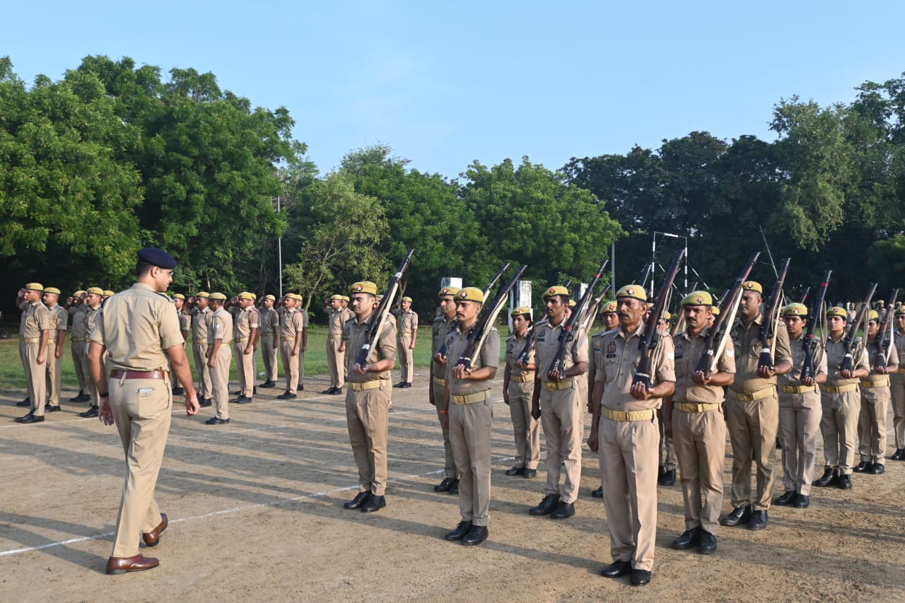 वरिष्ठ पुलिस अधीक्षक फिरोजाबाद द्वारा रिजर्व पुलिस लाइन में शुक्रवार परेड की ली गई सलामी