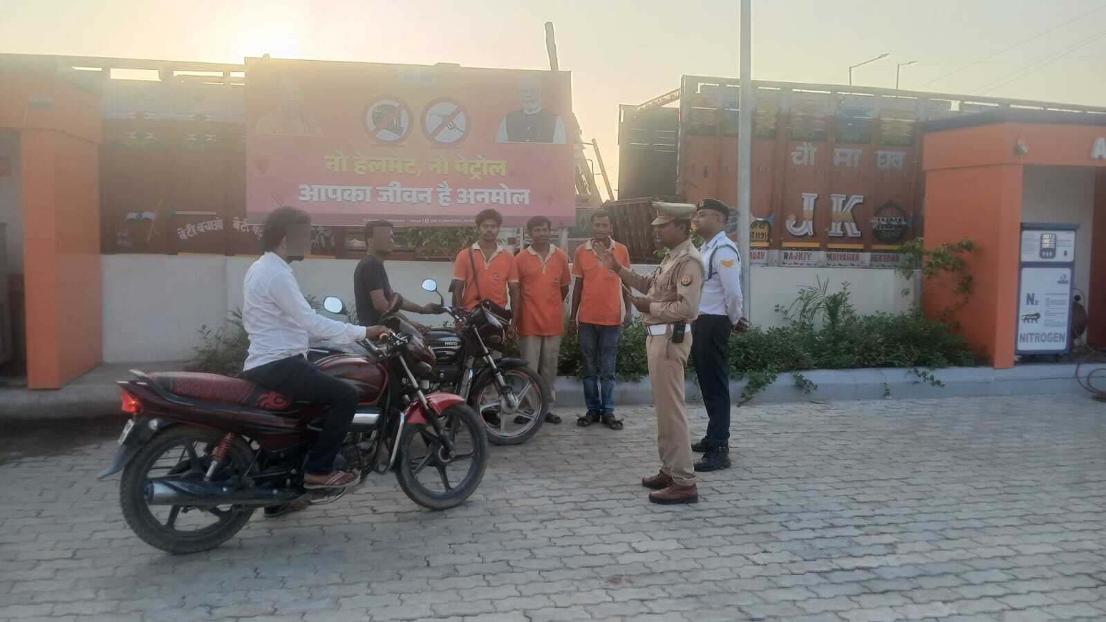 यातायात पुलिस फिरोजाबाद द्वारा नो हेलमेट-नो पेट्रोल अभियान के अन्तर्गत दो  वाहन चालकों के विरुद्ध चालान की कार्यवाही