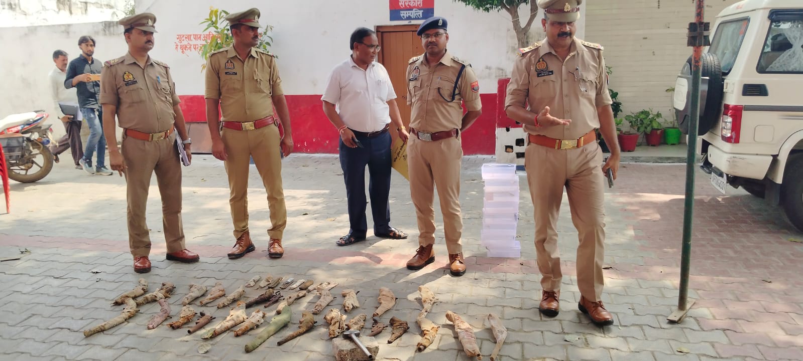 टूण्डला पुलिस टीम द्वारा आबकारी एक्ट के 15 अभियोगो से सम्बन्धित 106 लीटर अवैध देशी शराब, आर्म्स एक्ट के 36 अभियोग में बरामद अवैध तमंचा व चाकू का नियमानुसार निस्तारण कराया