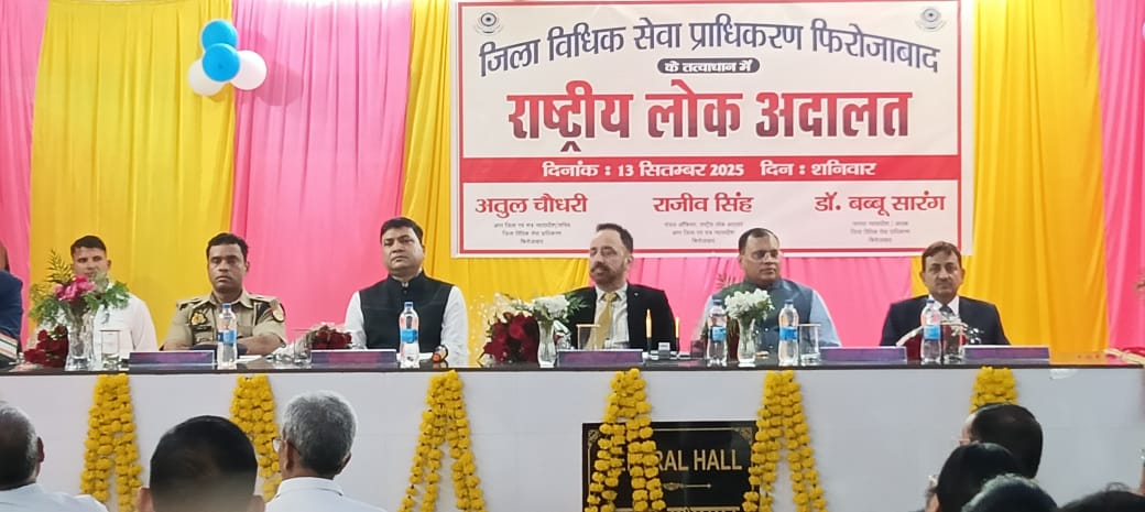राष्ट्रीय लोक अदालत का उद्घाटन जनपद ऱ्यायधीश डा० बब्बू सारंग द्वारा माँ सरस्वती के चित्र पर माल्यार्पण व दीप प्रज्वलित करते हुए किया